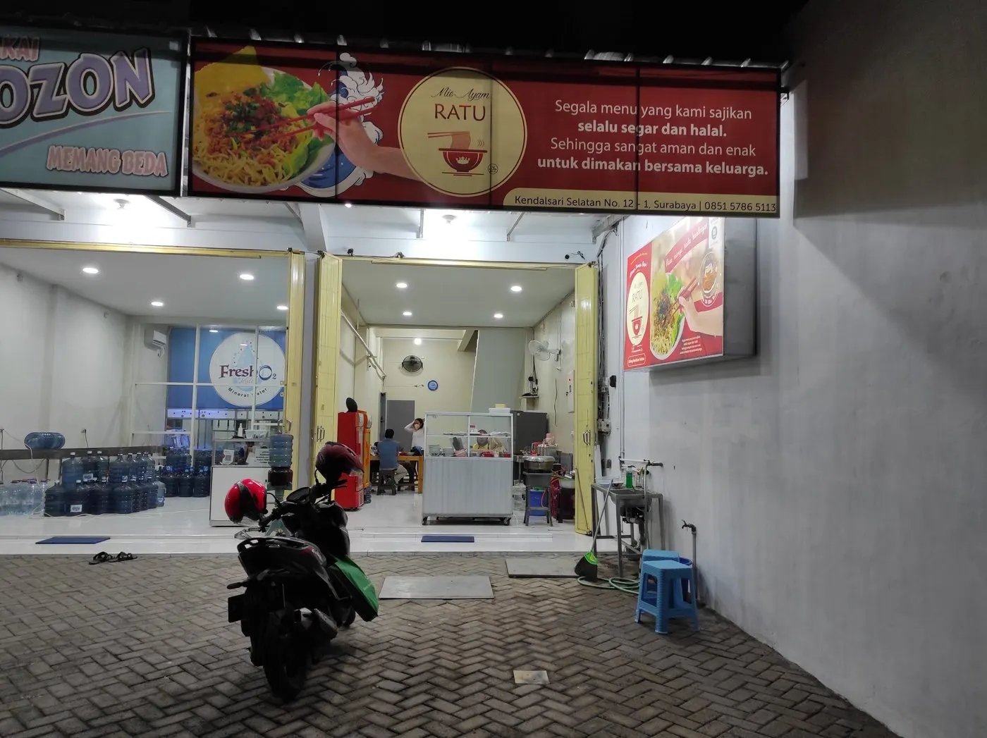 Suasana outlet Mie Ayam RATU